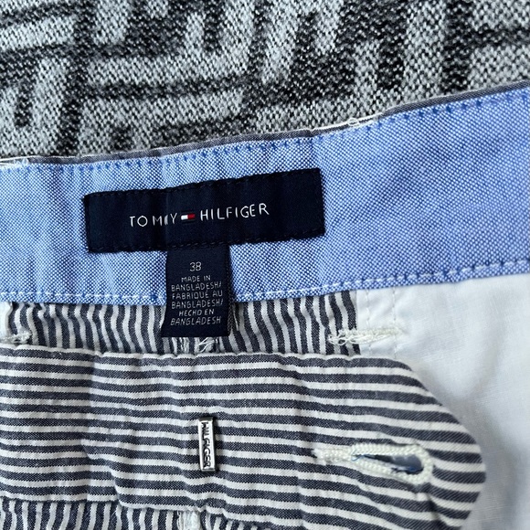 TOMMY HILFIGER Seersucker Casual Flat Front Shorts - Warm Charcoal & White - 36 - Picture 3 of 11